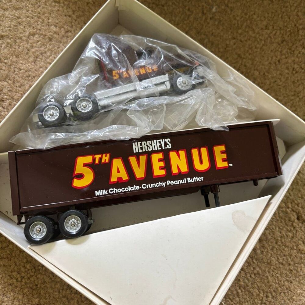 1992 Winross Hershey's 5th Avenue Tractor Trailer 1:64 Diecast Truck NOS Boxed